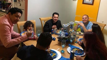 Hermanos compartiendo en una célula